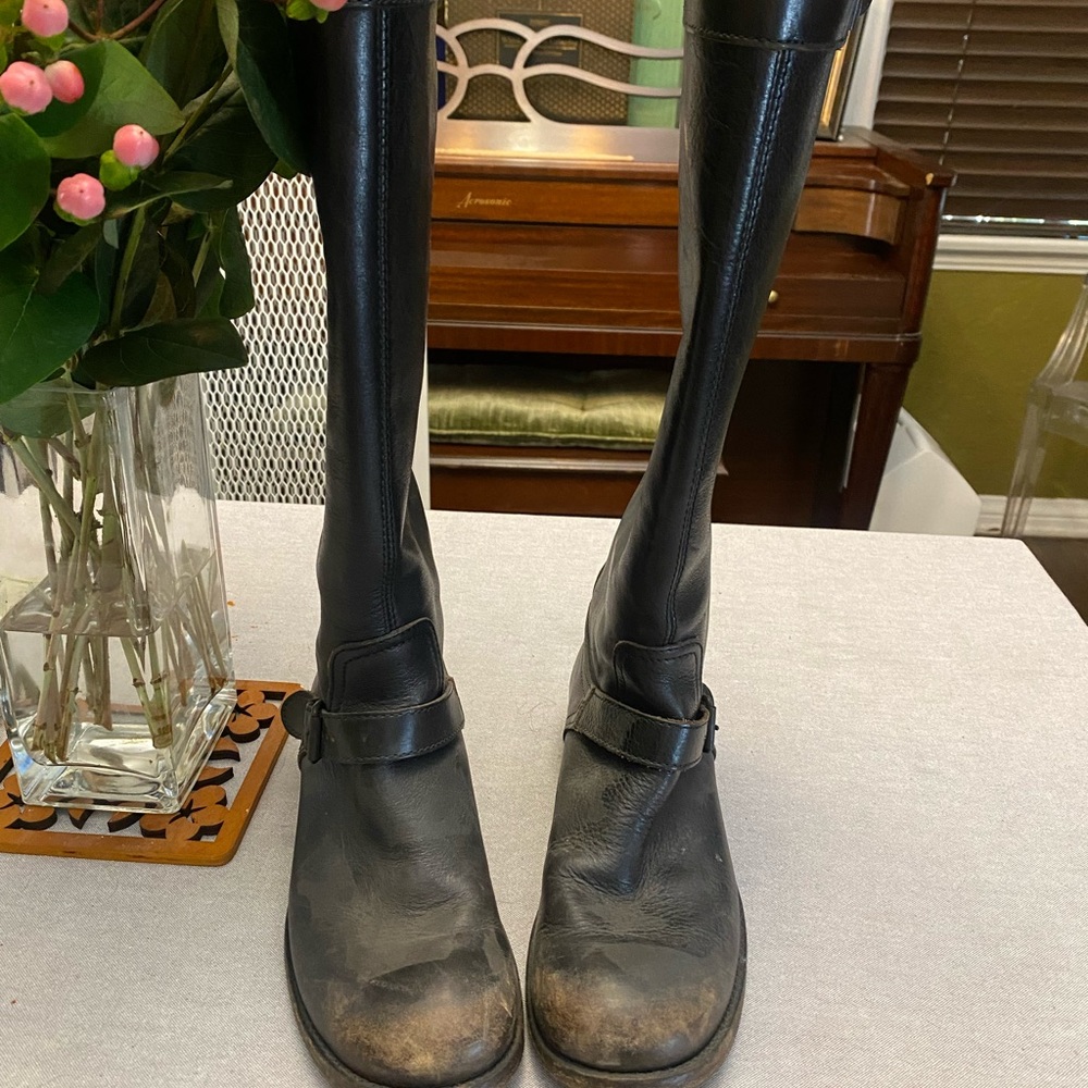 Great boots, barely worn. Live in Los Angeles and it’s just too warm